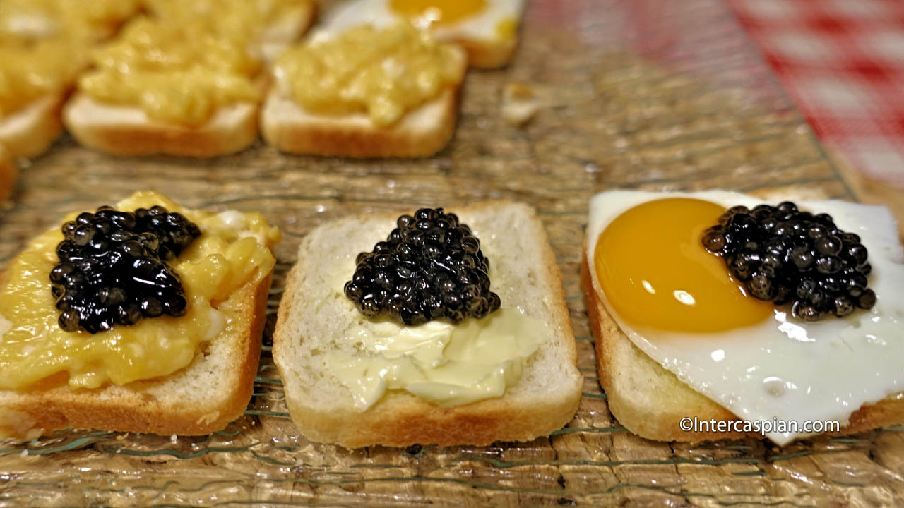 Servir le caviar de la mer Caspienne