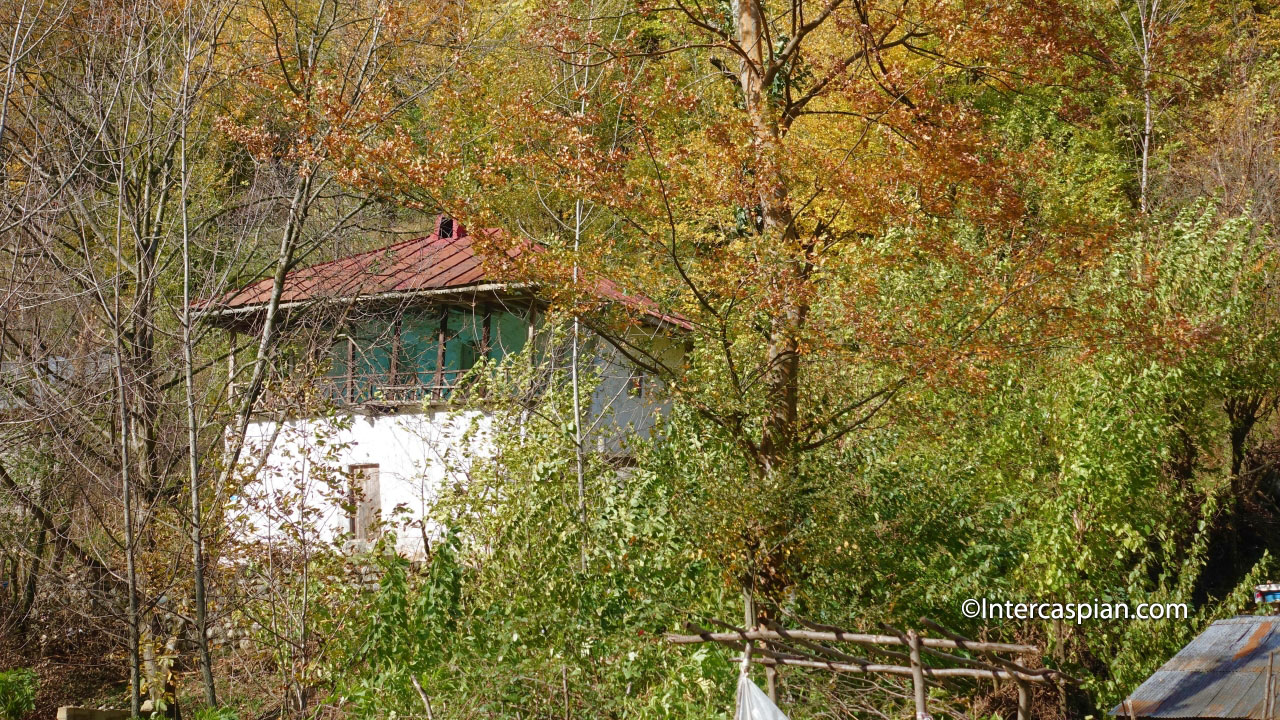 Une maison traditionnelle dans les bois