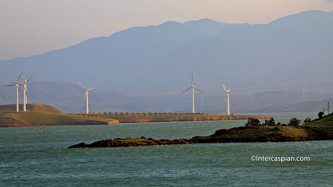 Éoliennes au bord du lac Séfid Roud