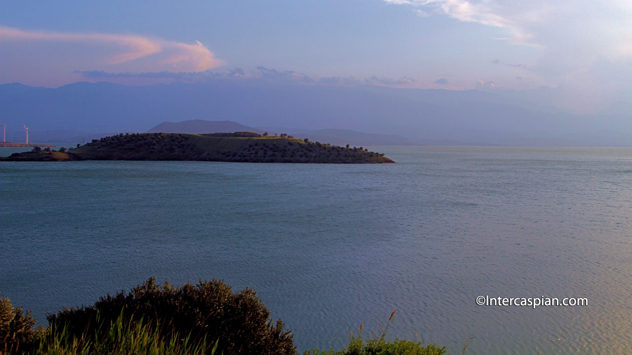 Lake Sefid-Rud in Manjil