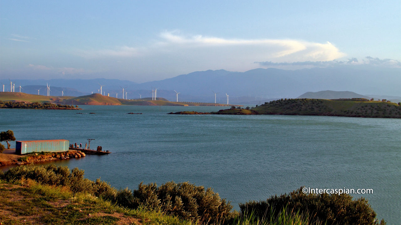 Parc éolien et lac de Manjil