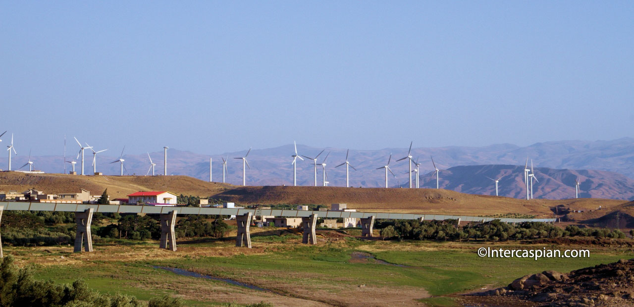 Parc éolien près de la ville de Manjil