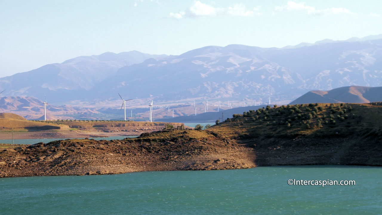 Vue sur un parc éolien depuis un parc de Manjil