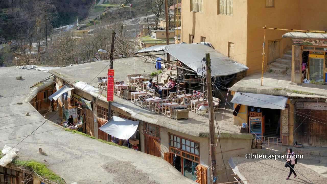>Un café-restaurant traditionnel sur un toit-terrasse