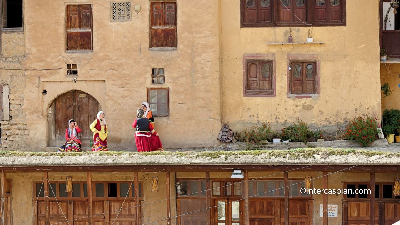 Jeunes femmes en tenue traditionnelle de Gilan