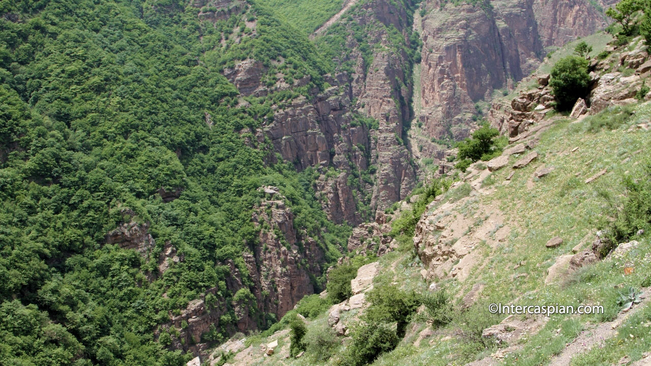 Vue sur les gorges depuis la route de Chalus