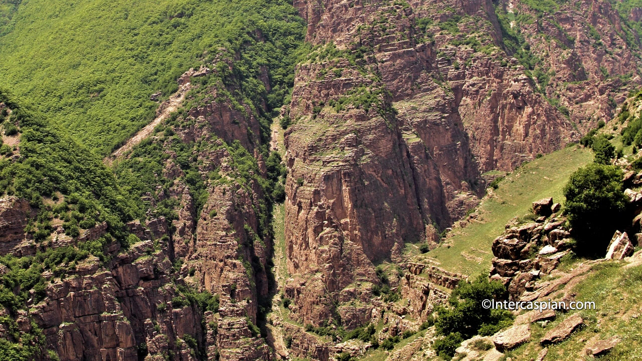 Vue rapprochée sur la gorge depuis la route de Chalus