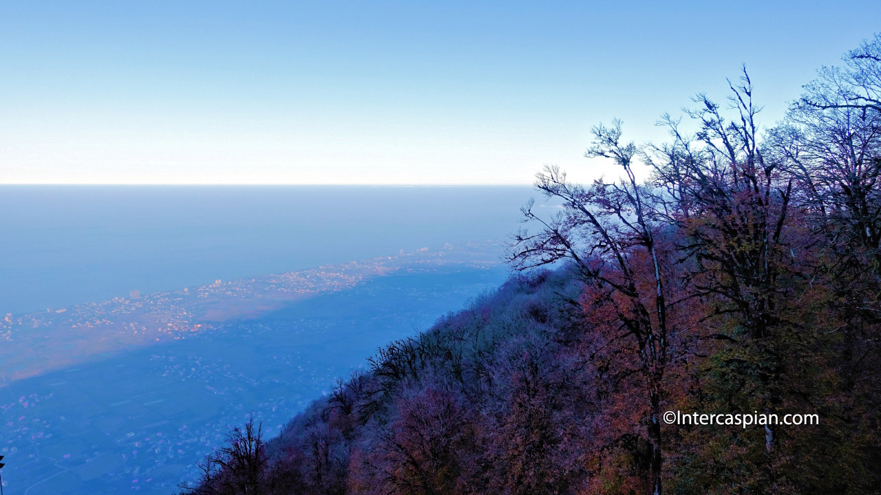 Mer Caspienne vue de la station de Télécabine sur les montagnes d'Alborz