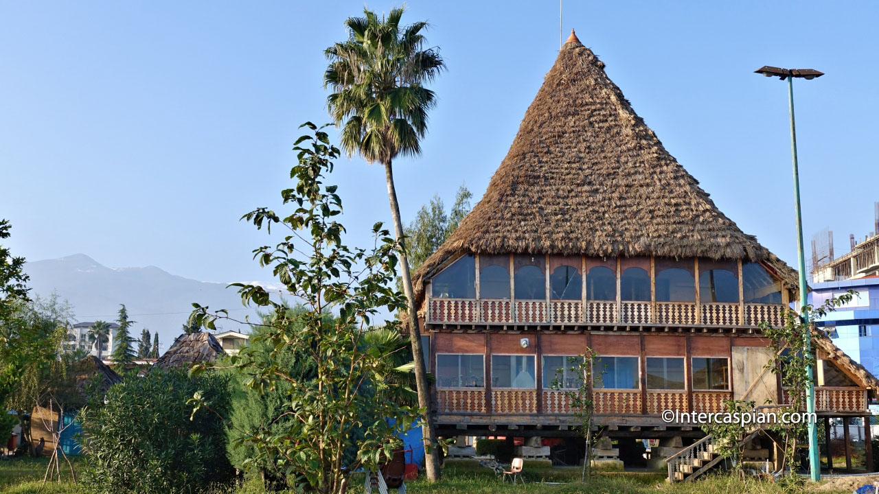 Un restaurant dans le complexe de vacances de Ramsar