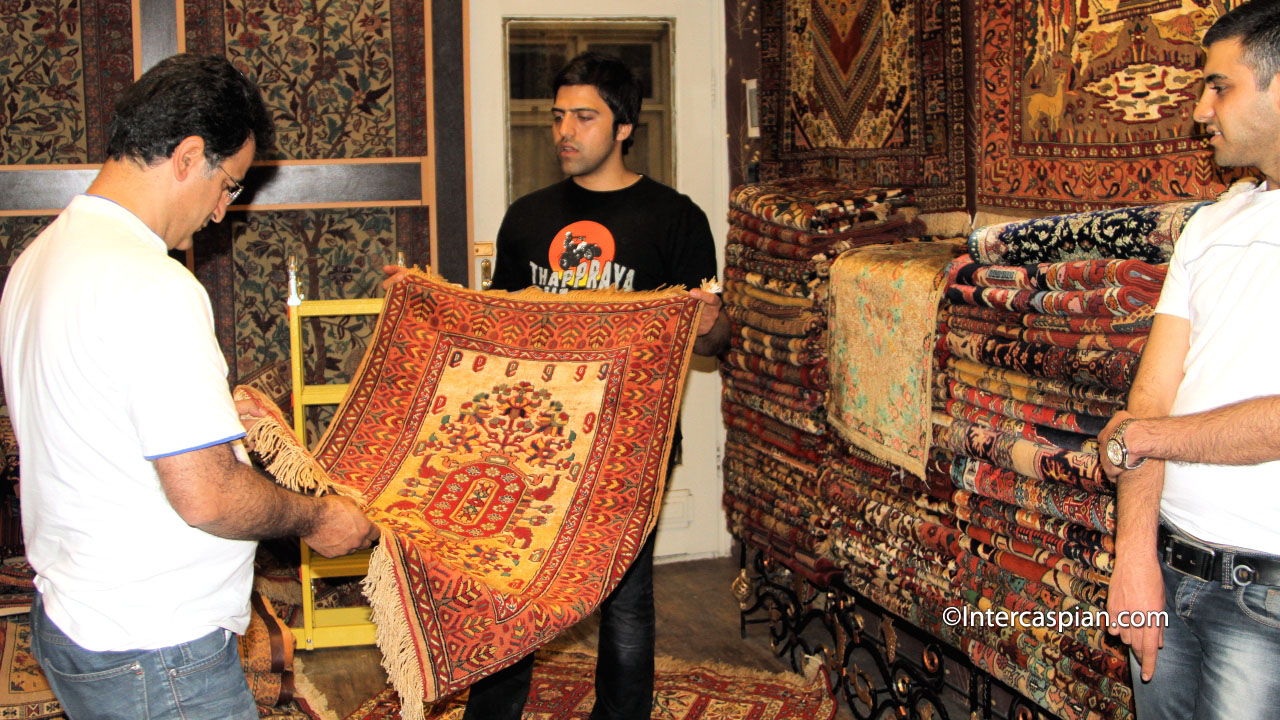 Photo d'un vendeur de tapis au Grand Bazar de Téhéran