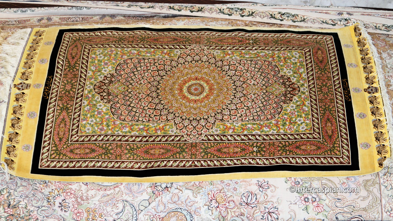 Photo d'un tapis persan en soie au marché de tapis de Téhéran