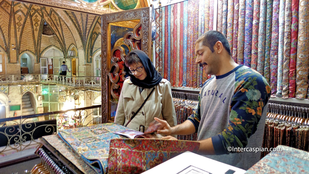 Photo d'un magasin de tissu et textile traditionnels au bazar de Téhéran