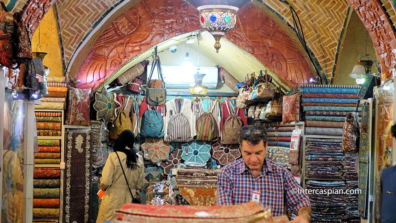 Photo d'un magasin de tissu et textile traditionnels au bazar de Téhéran