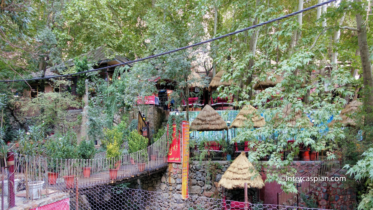 Photo d'un café-jardin le long du sentier de Pass-Ghaleh, Téhéran