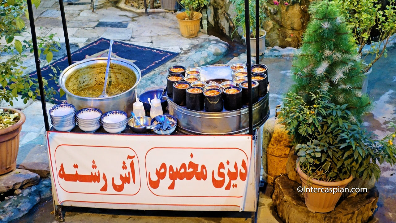 Photo de plats iraniens traditionnels dans un café-jardin, Darband, Téhéran