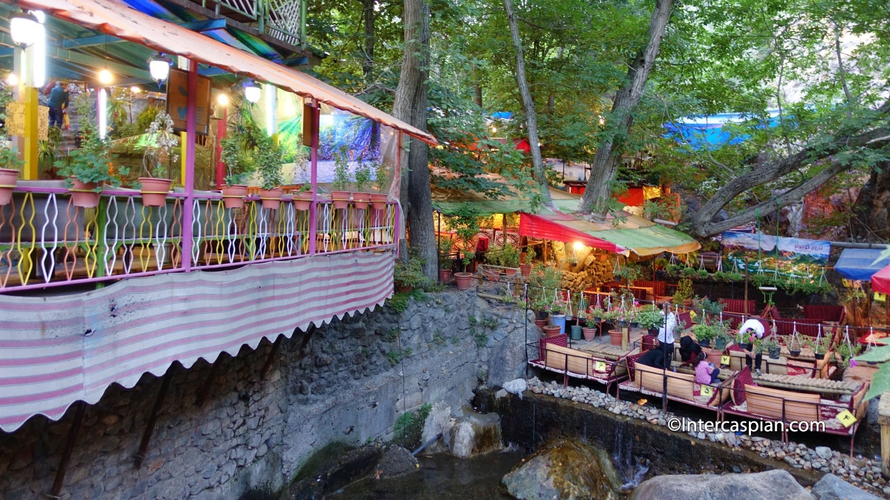 Photo d'un café-jardin en bordure de rivière, Darband, Téhéran