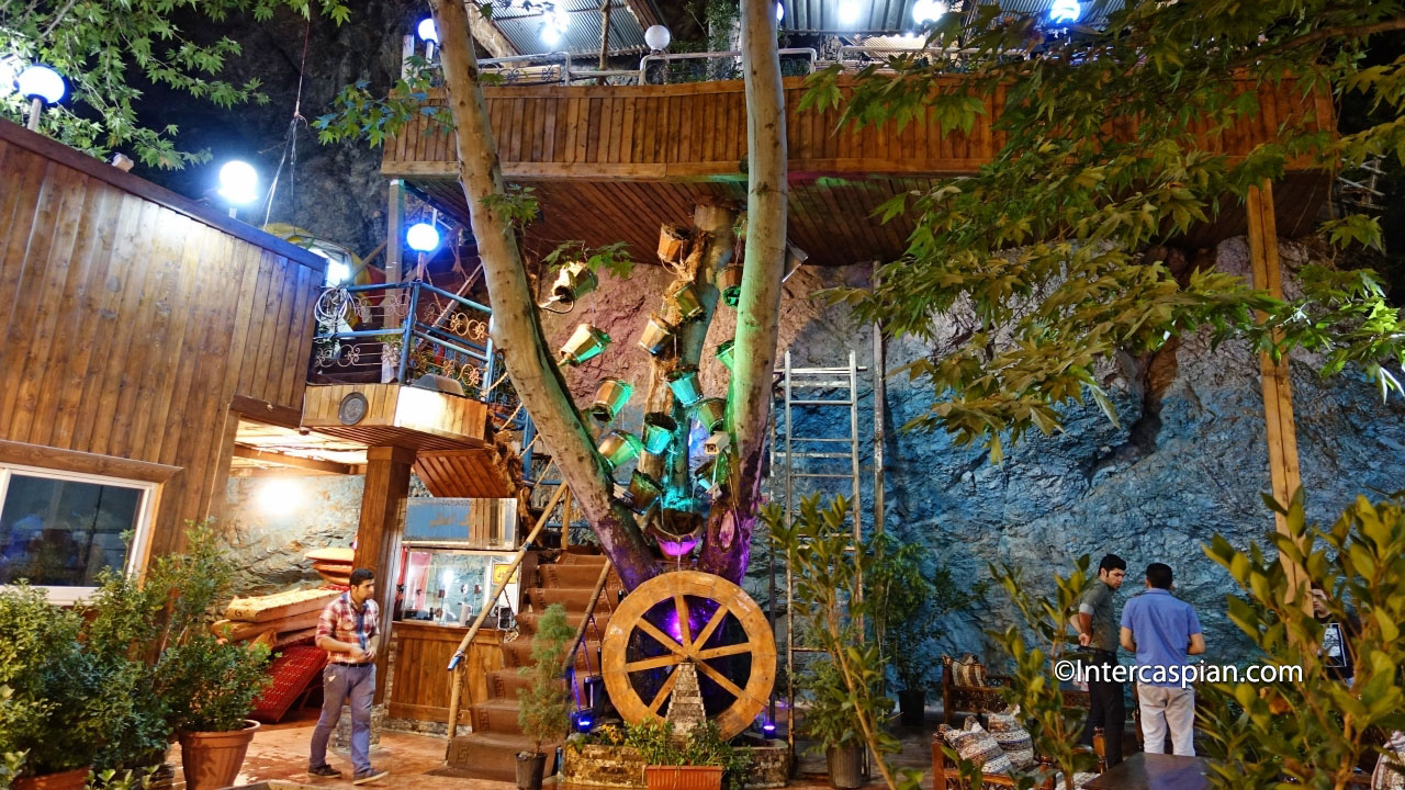 Vue nocturne sur un jardin-restaurant à Sarband