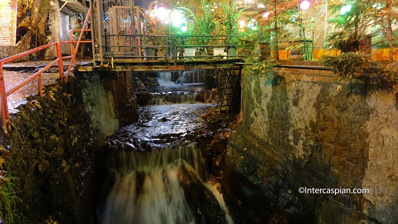 Photo de la rivière en cascades à travers la vallée de Darband, Téhéran