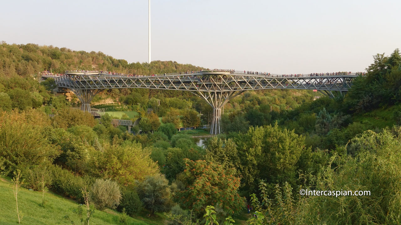 Photo du pont Tabiat prise depuis le nord
