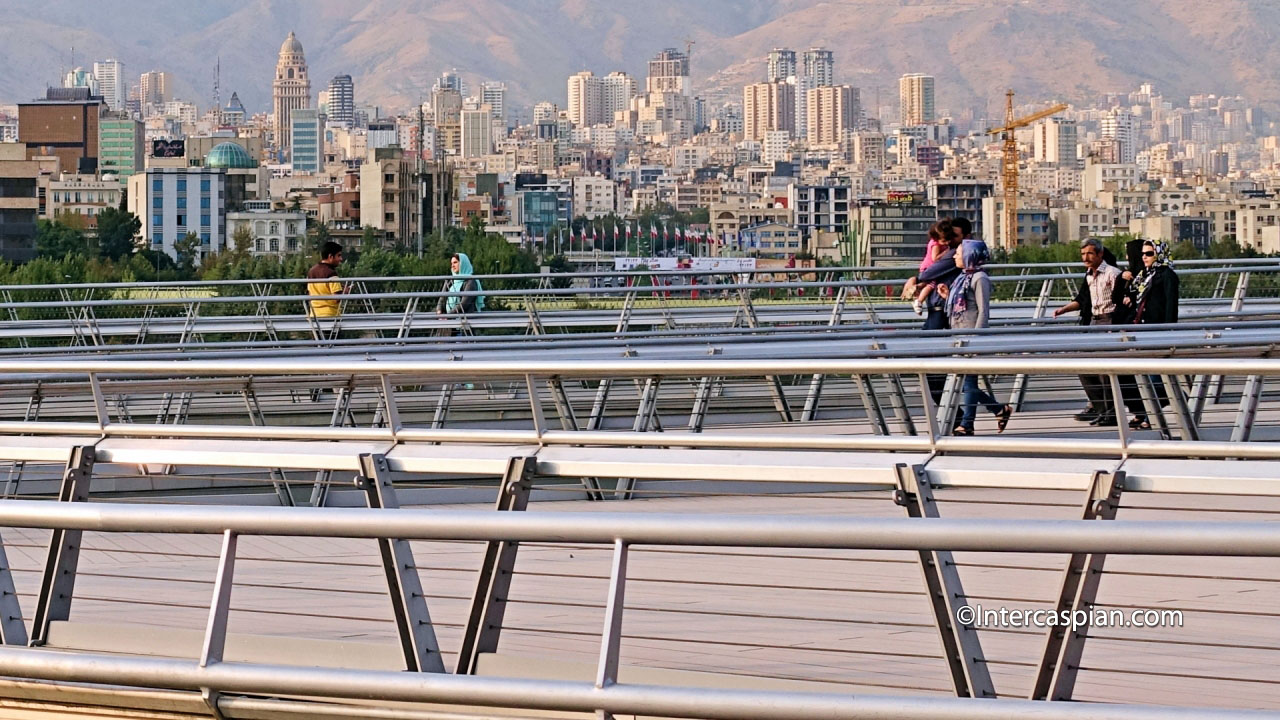 Pont Tabiat et panorama urbain