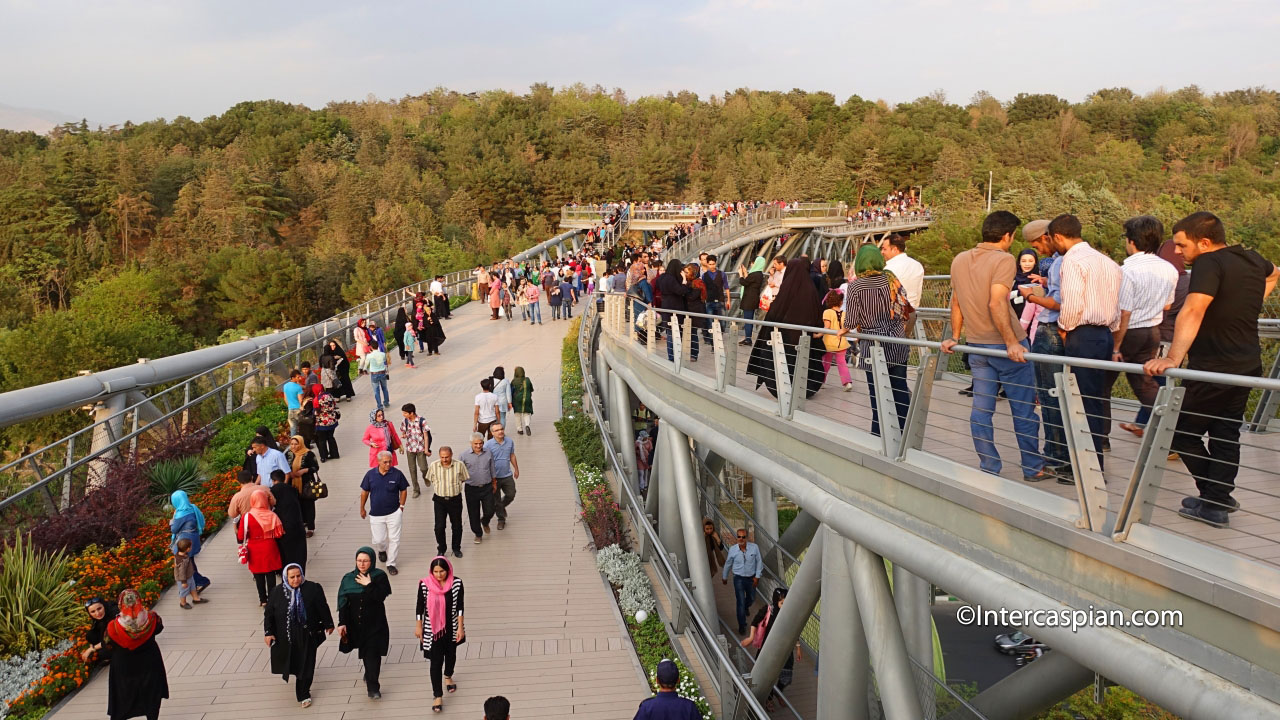 Photo du niveau supérieur du pont Tabiat