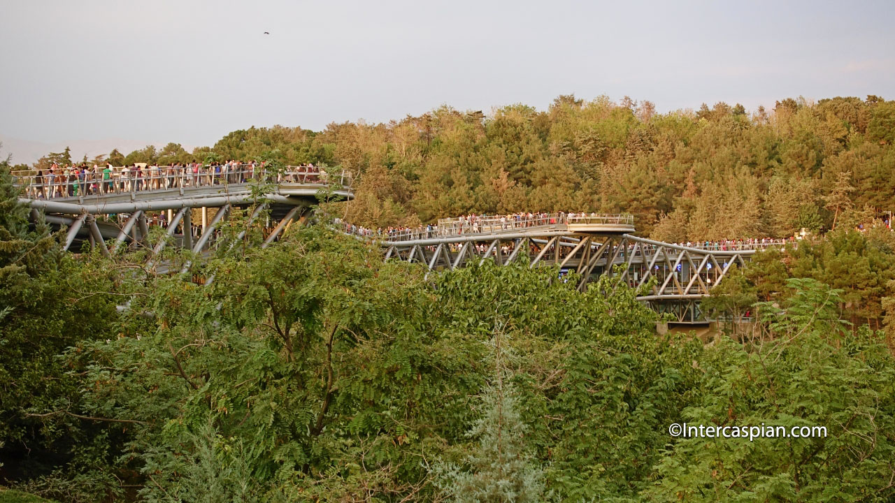 Photo du pont Tabiat prise depuis le sud