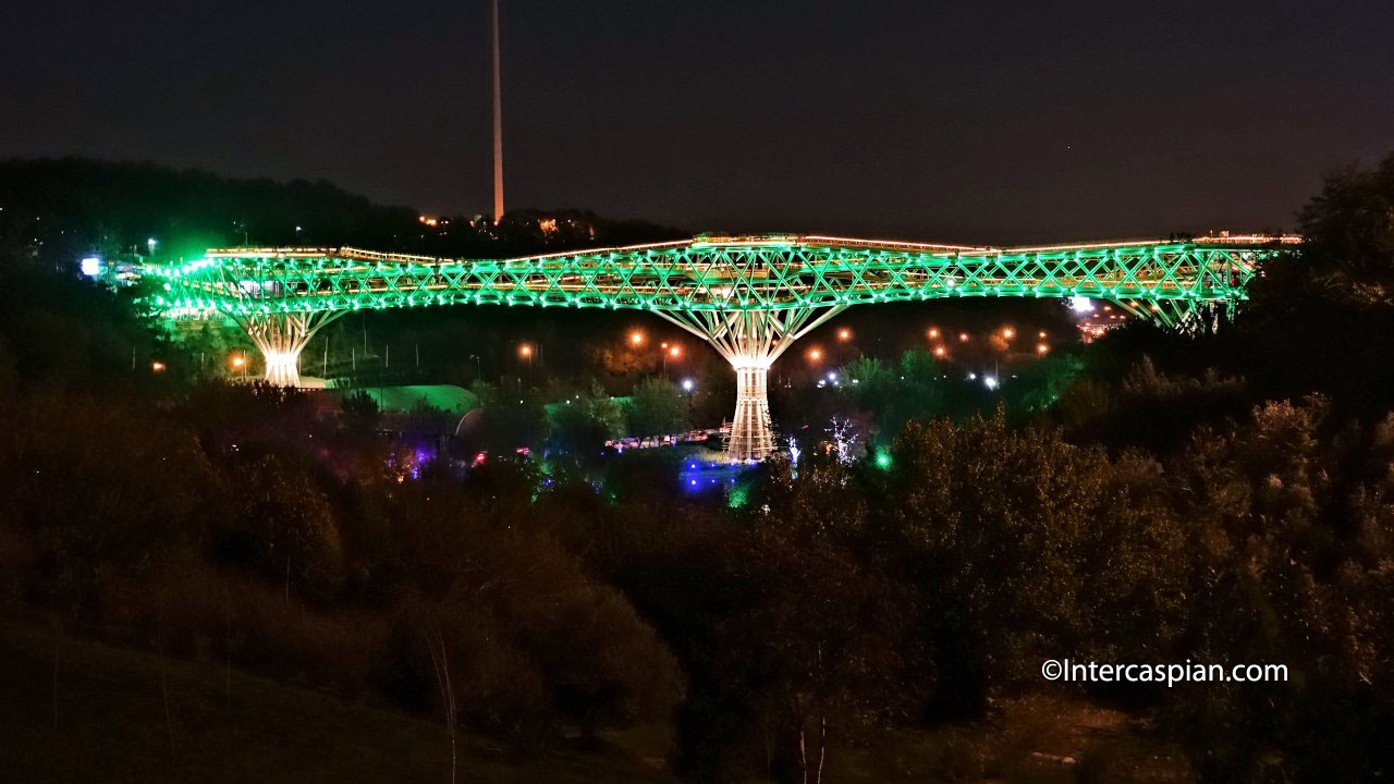 Photo nocturne sur le pont Tabiat depuis le nord