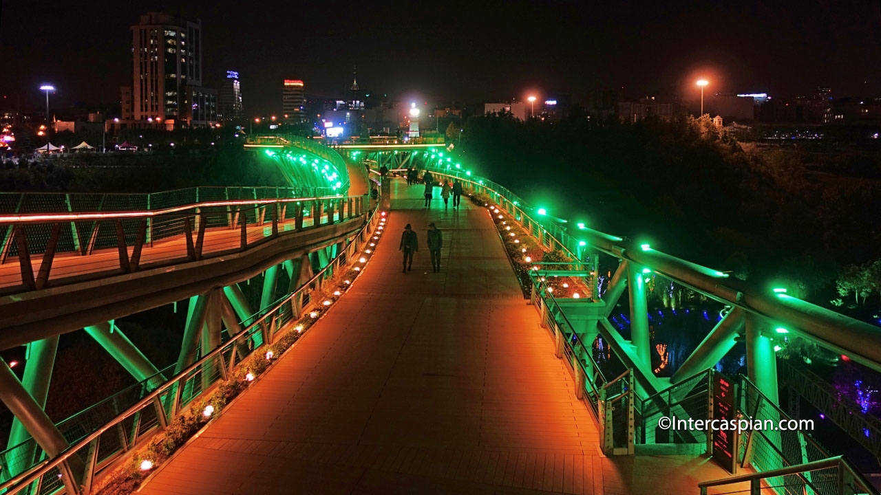 Photo nocturne du niveau supérieur du pont Tabiat