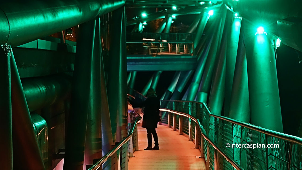 Photo nocturne du chemin d'accès au niveau inférieur du pont Tabiat