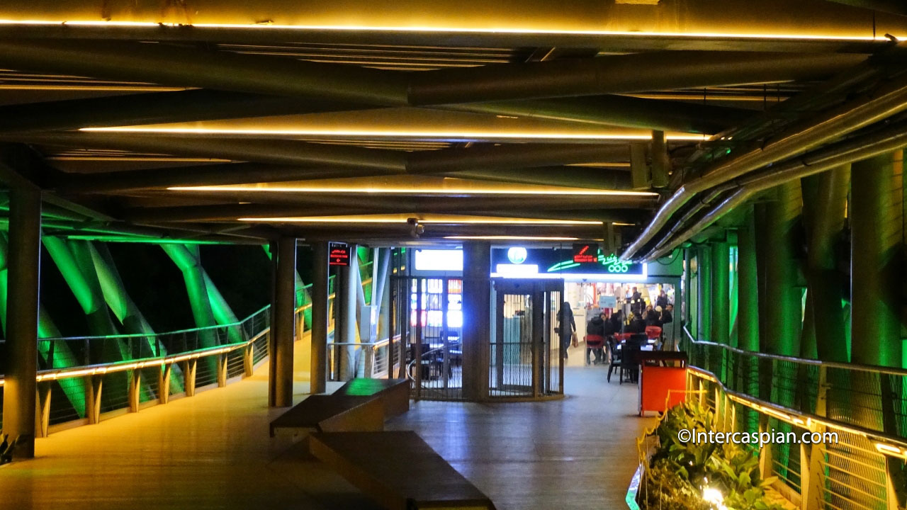 Night photo of the Natur Bridge's food court entrance