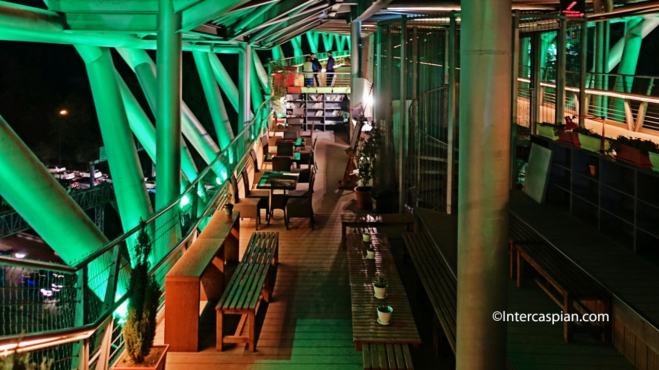 Photo de la zone de lecture sur le pont Tabiat