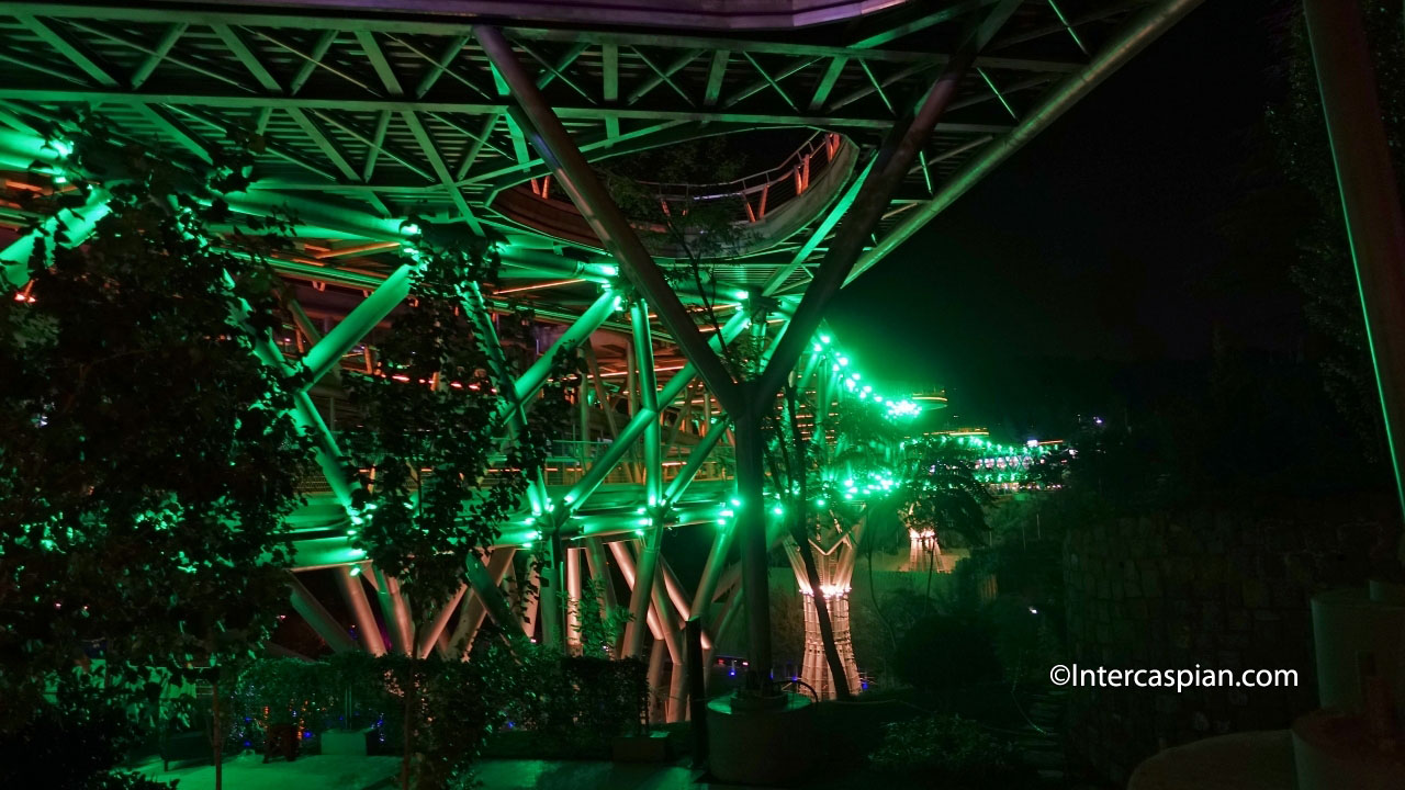 Vue nocturne sur le premier niveau du pont Tabiat