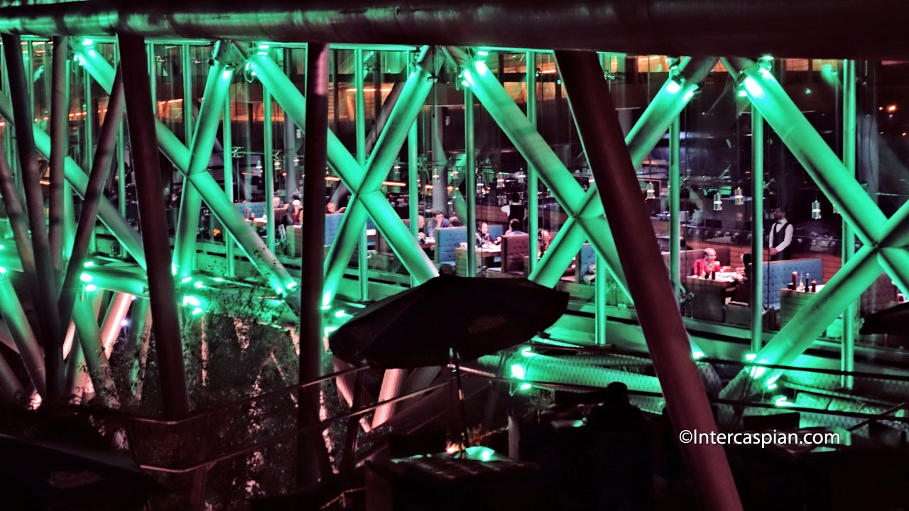 Night photo of the Nature Bridge restaurant