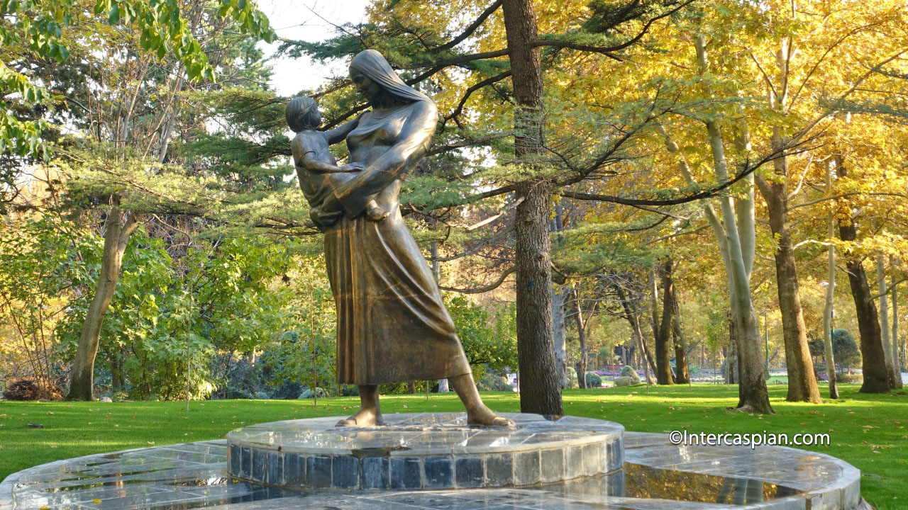Photo of the Mother statue in Mellat Park  