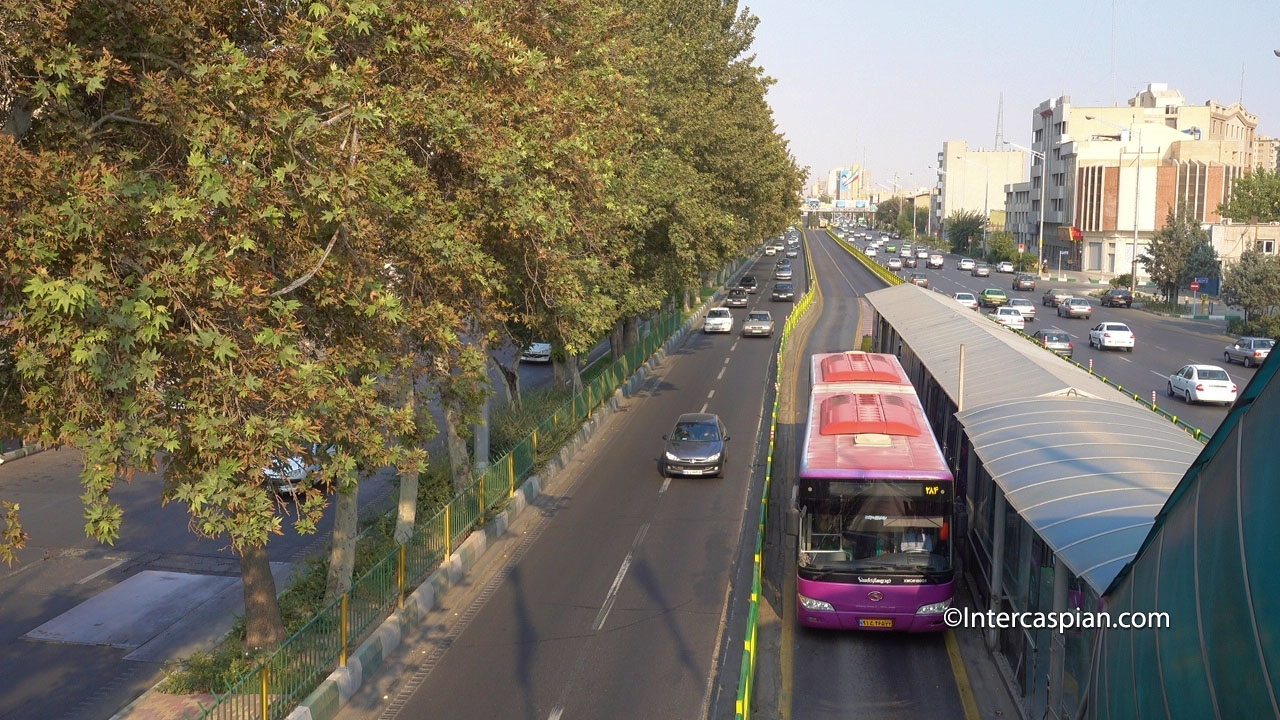 Photo d'un arrêt de bus rapide rue Azadi