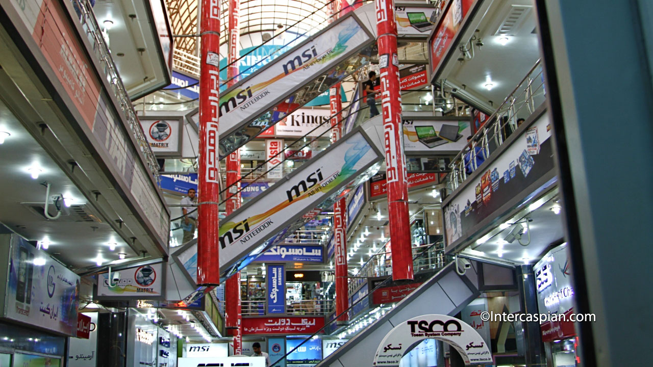 Photo d'un centre commercial d'électroniques et informatiques de pointe à Téhéran,