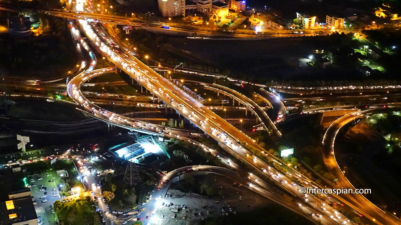 Photo de nuit des autoroutes de Téhéran