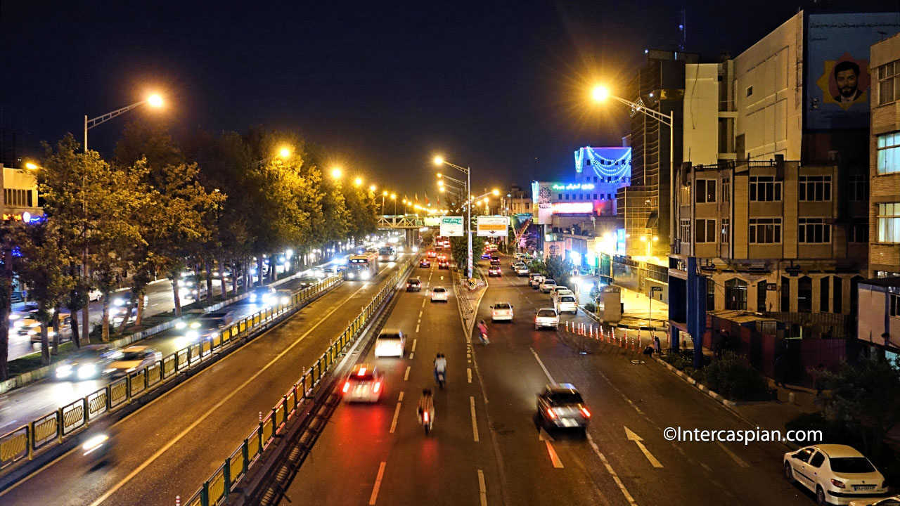 Photo de la rue Azadi la nuit