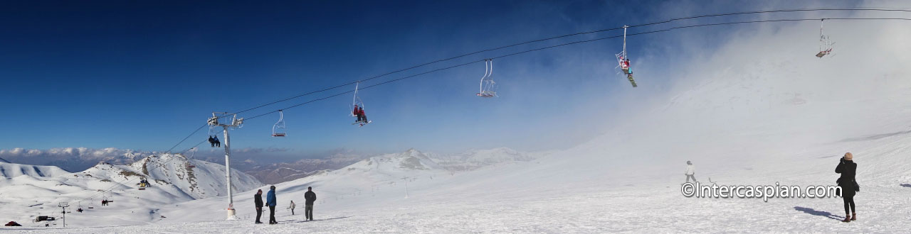 Photo panoramique sur la station de ski du Tochal à Téhéran