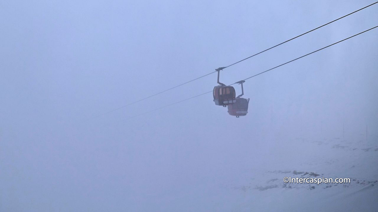 Photo of Tochal Telecabin gondolas in the clouds, Tehran