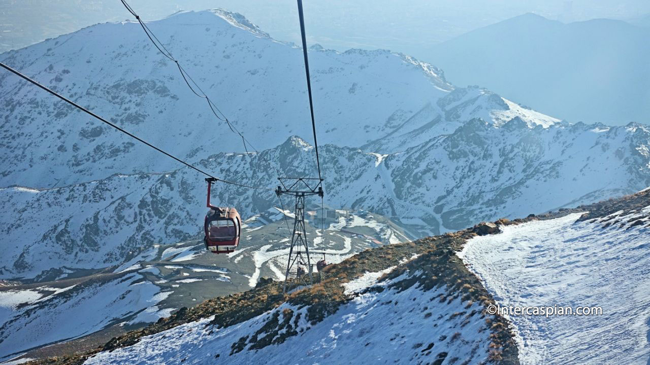 Photo de la télécabine du Tochal franchissant les crêtes du mont Tochal, Téhéran